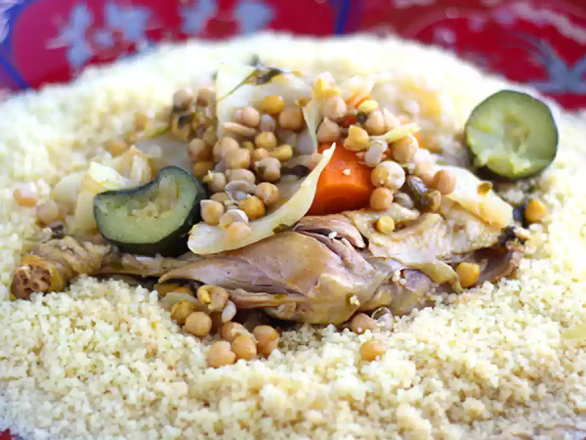 Traditionelles marokkanisches Couscous mit Huhn - foto 2
