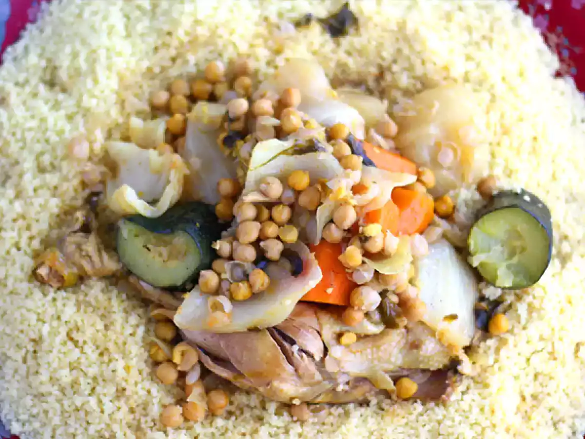 Traditionelles marokkanisches Couscous mit Huhn - foto 3