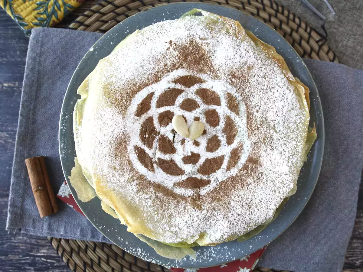 Traditionelles marokkanisches Gebäck mit Ziegelteig, Huhn und Gewürzen - foto 2