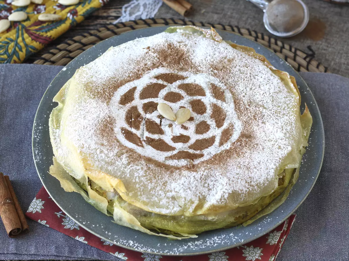 Traditionelles marokkanisches Gebäck mit Ziegelteig, Huhn und Gewürzen - foto 3