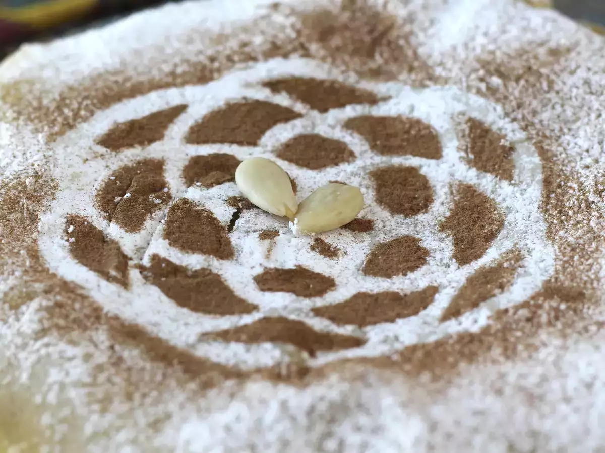 Traditionelles marokkanisches Gebäck mit Ziegelteig, Huhn und Gewürzen - foto 5