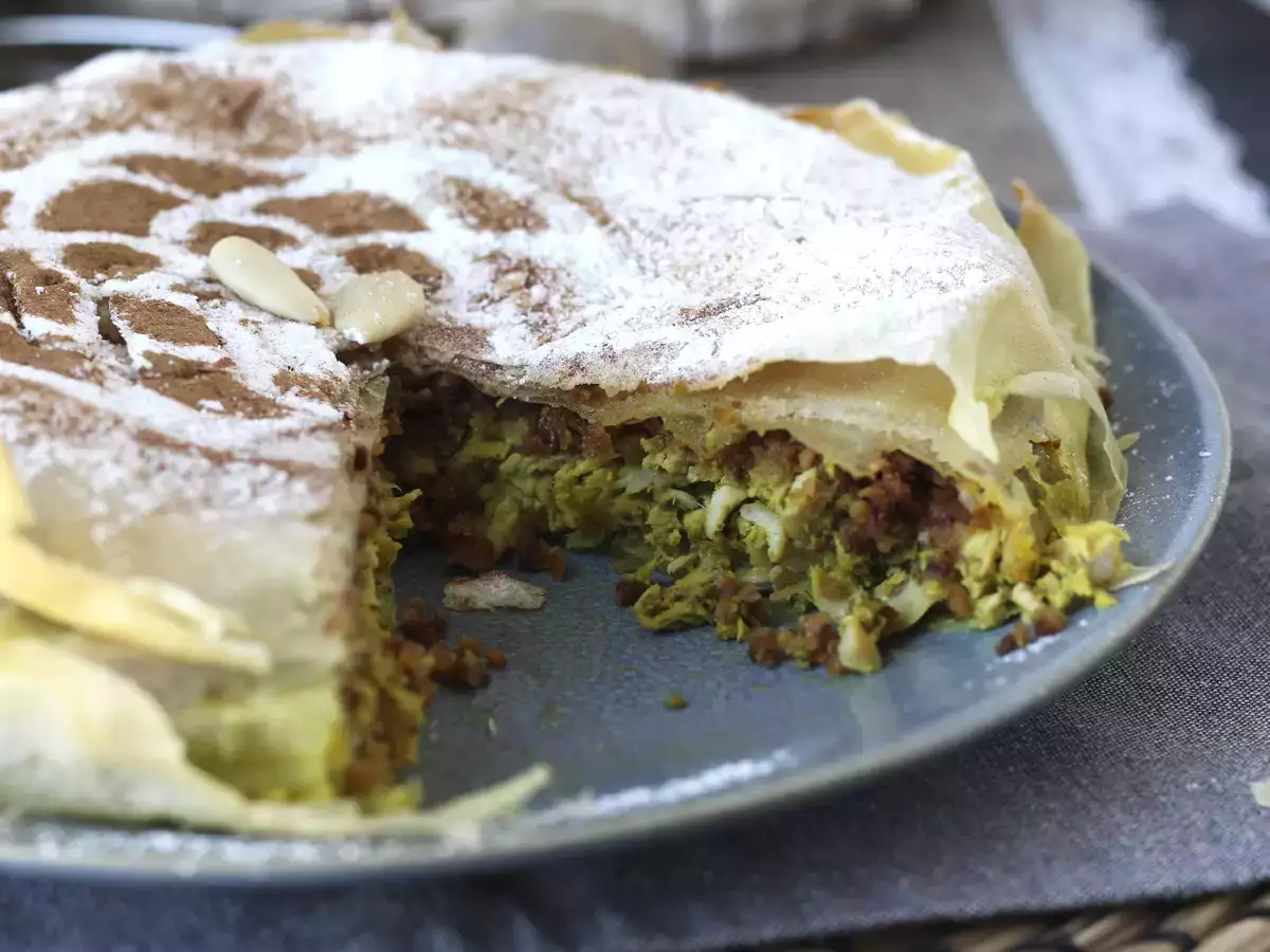 Traditionelles marokkanisches Gebäck mit Ziegelteig, Huhn und Gewürzen - foto 6