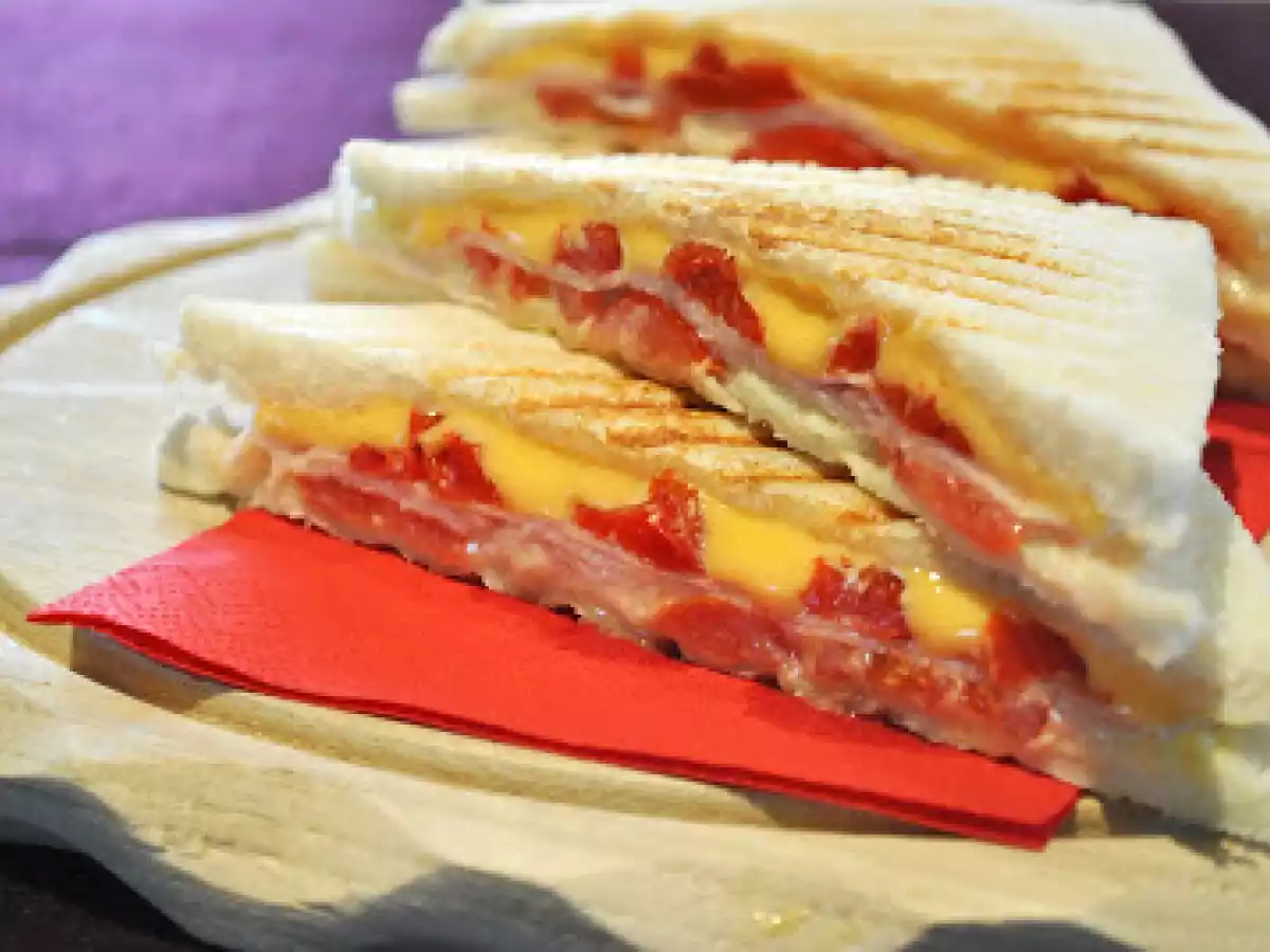 Tramezzini mit Truthahn & eingelegter Paprika