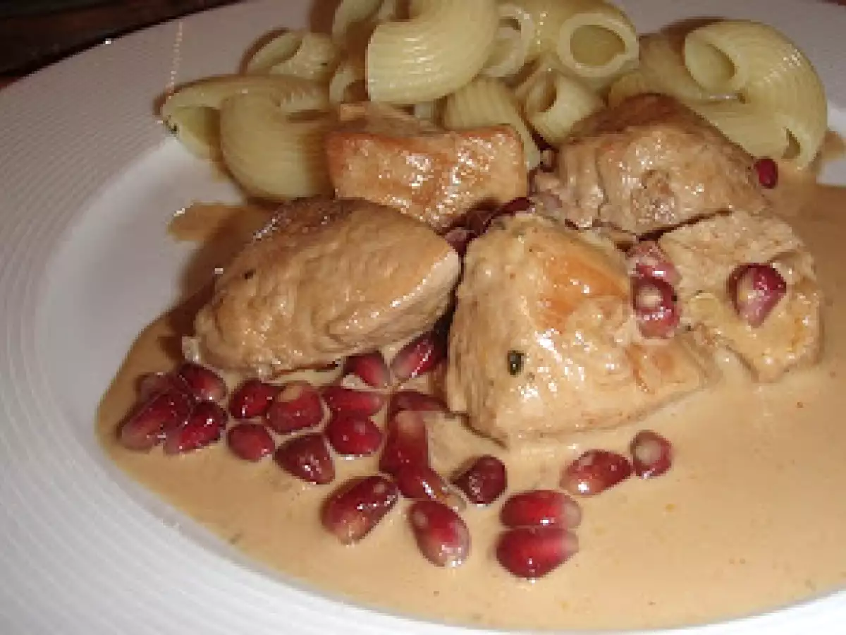 Trutenwürfel an Sherryrahmsauce mit Granatapfelkernen
