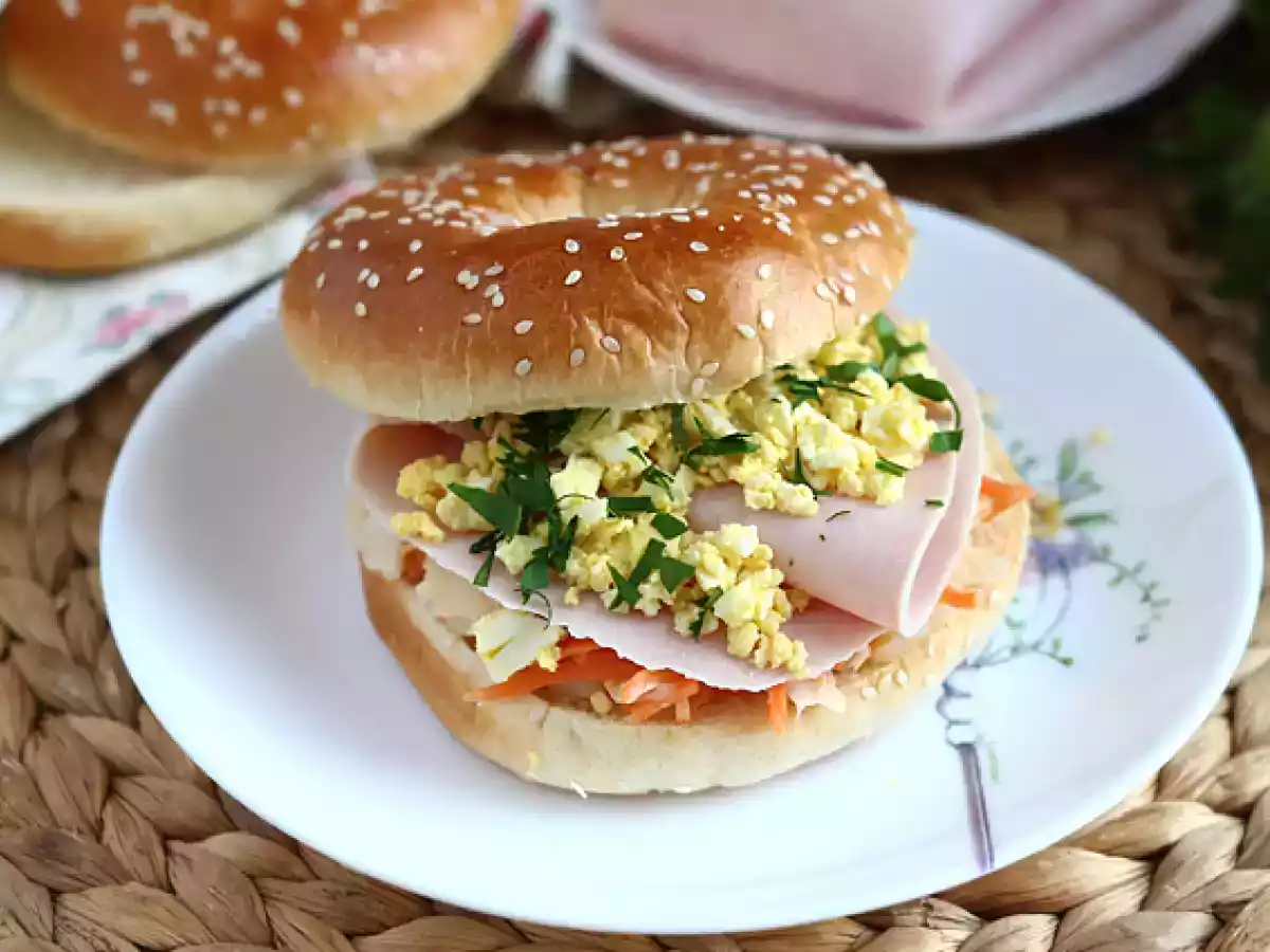 Truthahn-Bagel-Sandwich mit Krautsalat und hartgekochtem Ei