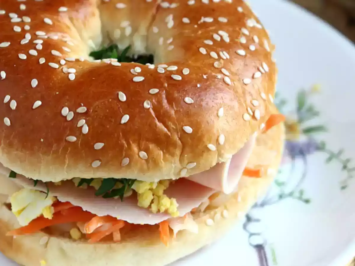 Truthahn-Bagel-Sandwich mit Krautsalat und hartgekochtem Ei - foto 3