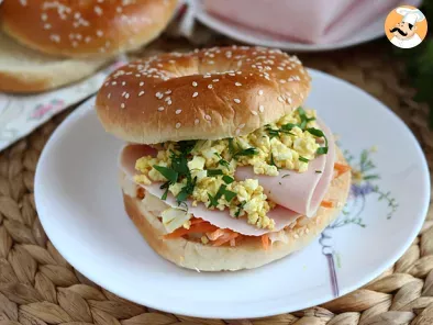 Truthahn-Bagel-Sandwich mit Krautsalat und hartgekochtem Ei