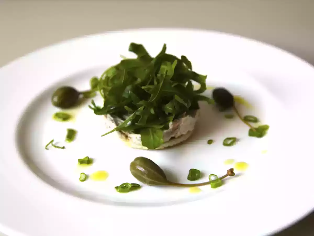 Tuna-Mousse auf Tramezzini-Cracker und Rucola