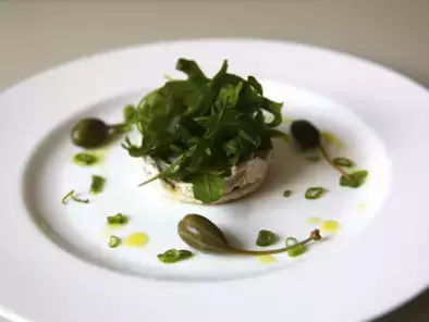 Tuna-Mousse auf Tramezzini-Cracker und Rucola