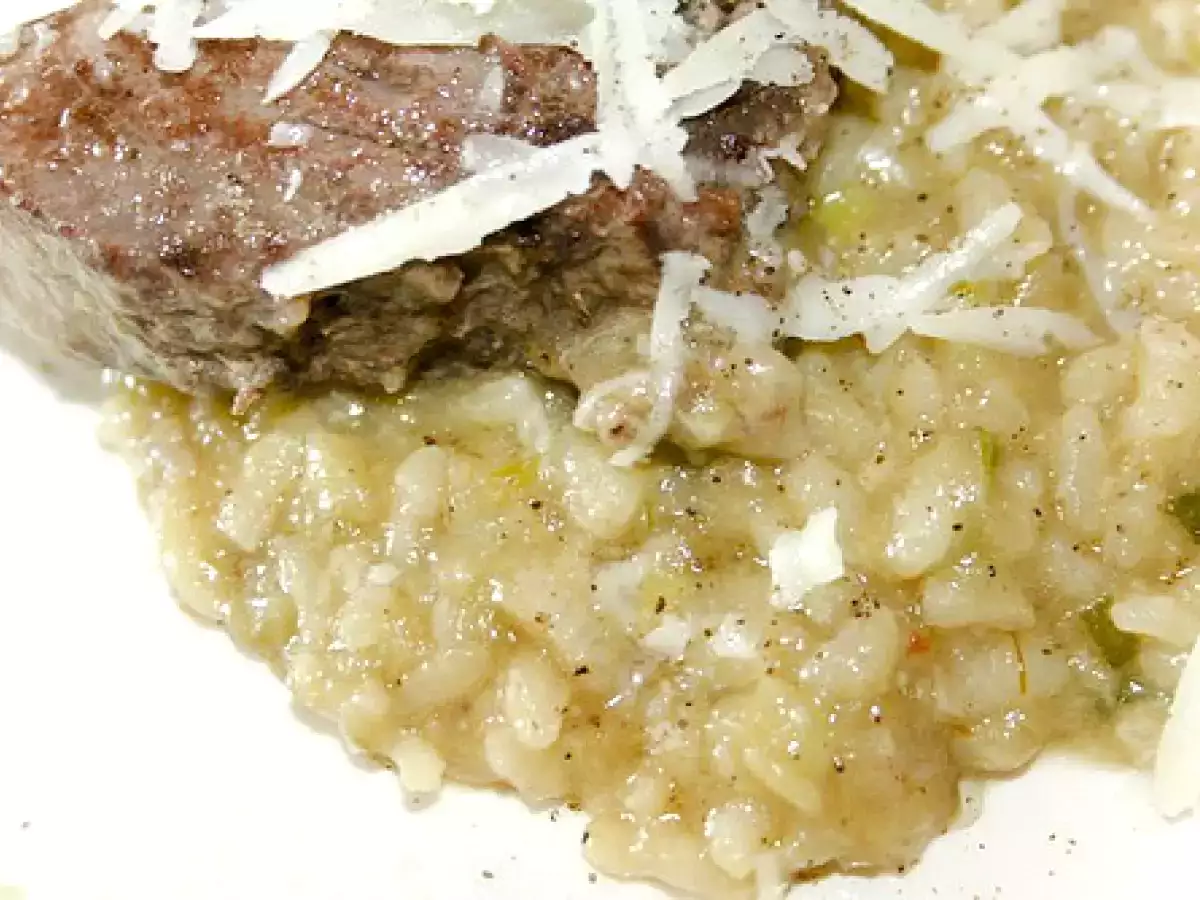 Tunfisch auf Auberginenreis