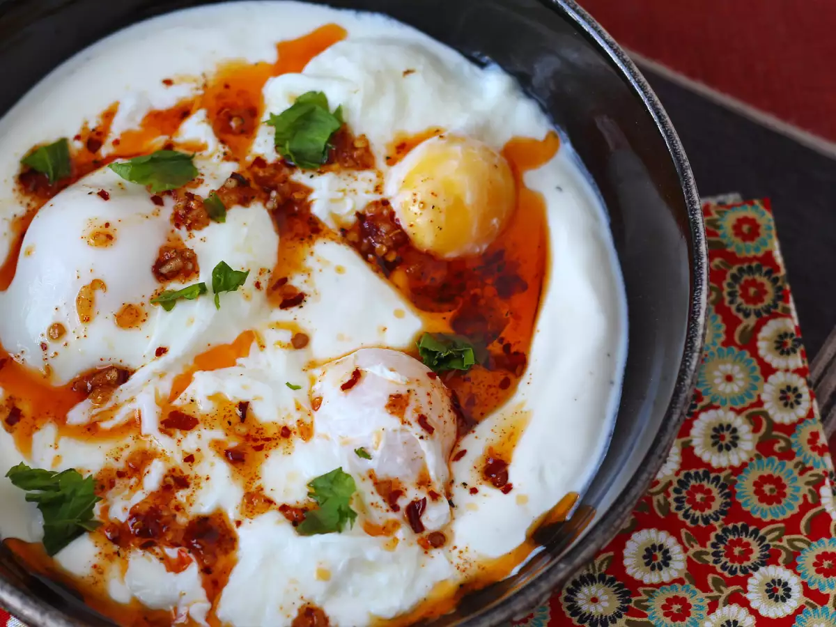 Türkische Eier auf cremigem Joghurt mit pikantem Öl – Çılbır - foto 2