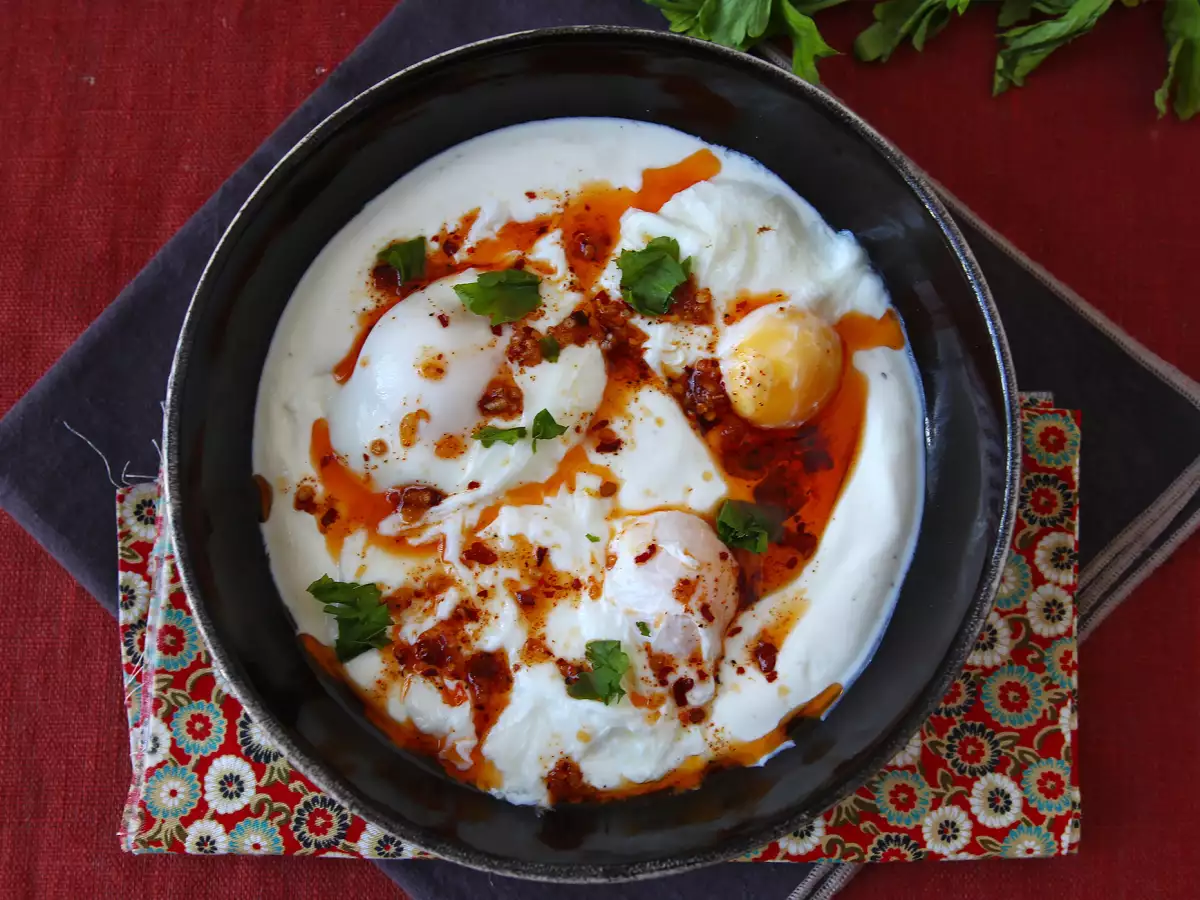 Türkische Eier auf cremigem Joghurt mit pikantem Öl – Çılbır - foto 4