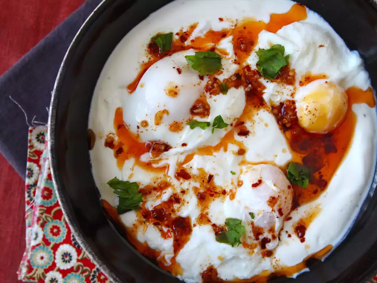 Türkische Eier auf cremigem Joghurt mit pikantem Öl – Çılbır - foto 5