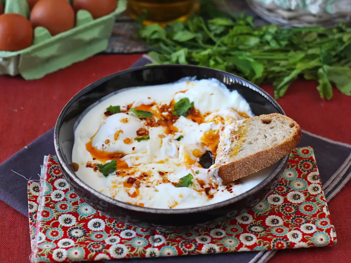 Türkische Eier auf cremigem Joghurt mit pikantem Öl – Çılbır - foto 6