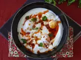 Türkische Eier auf cremigem Joghurt mit pikantem Öl – Çılbır, foto 3
