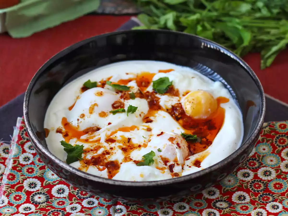 Türkische Eier auf Joghurtbasis mit pikantem Öl - çilbir