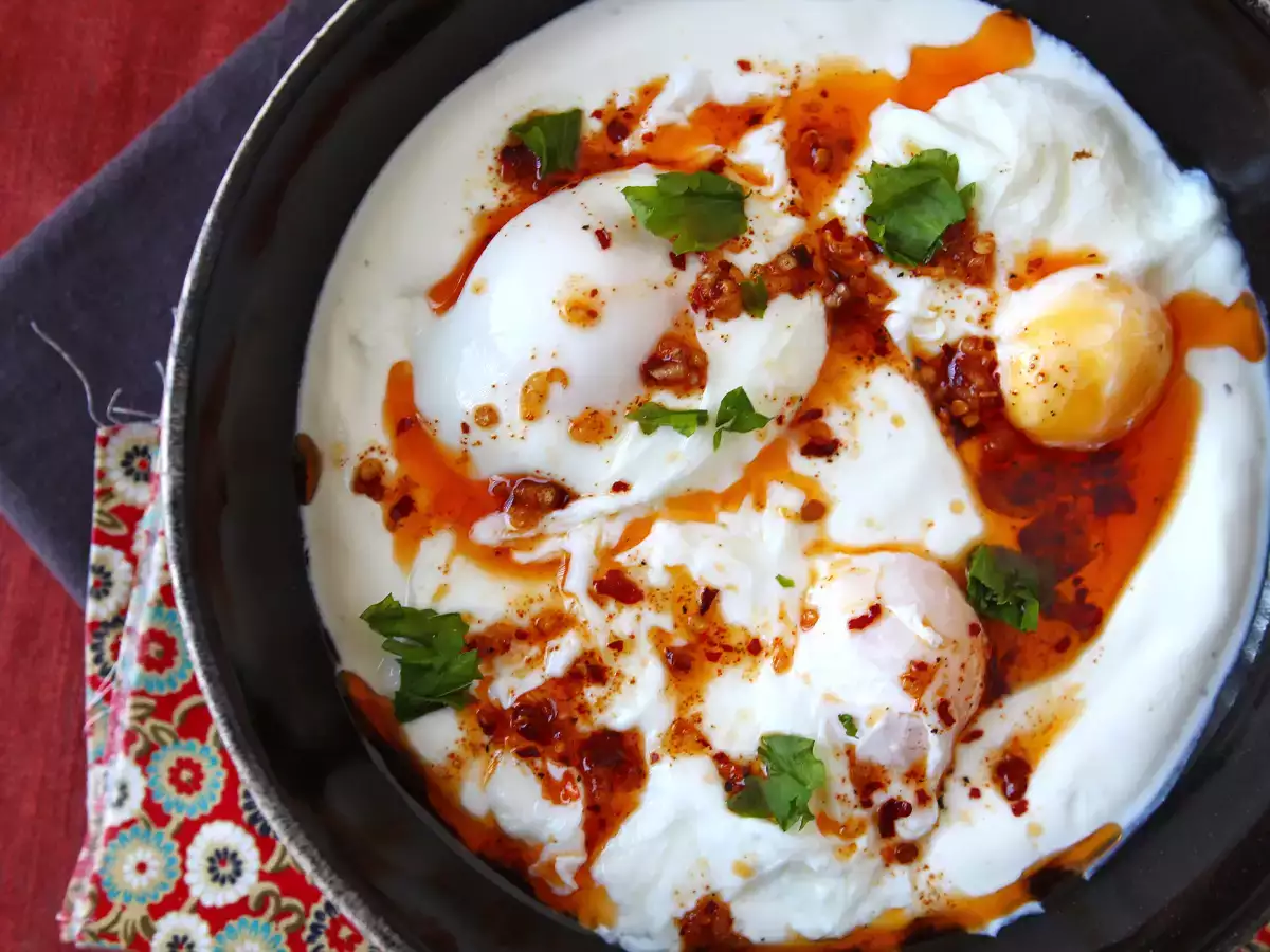 Türkische Eier auf Joghurtbasis mit pikantem Öl - çilbir - foto 5