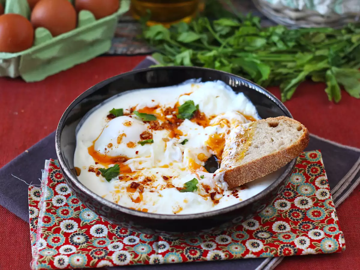Türkische Eier auf Joghurtbasis mit pikantem Öl - çilbir - foto 6