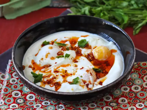 Rezept Türkische eier auf joghurtbasis mit pikantem öl - çilbir
