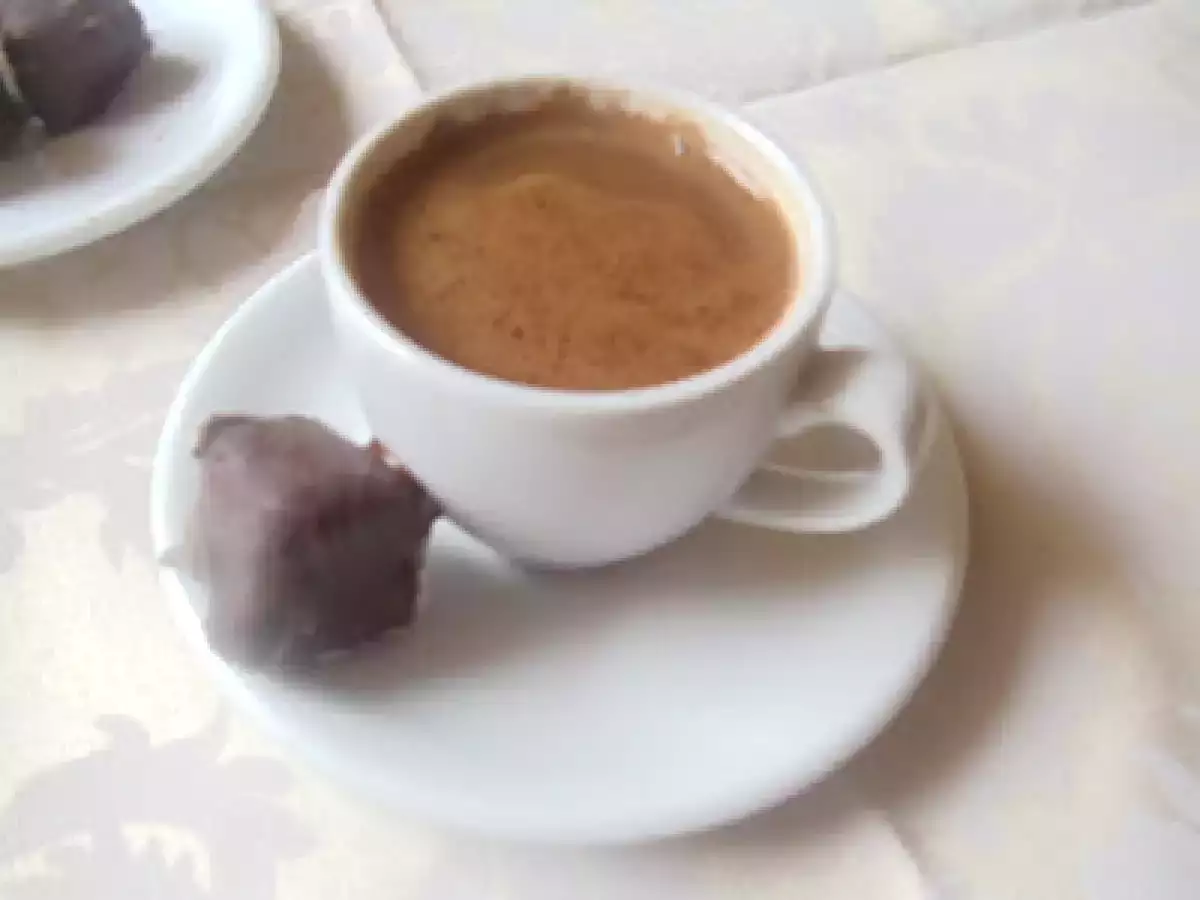 TÜRKISCHE KAFFEE MIT SCHOKOLADENLOKUM
