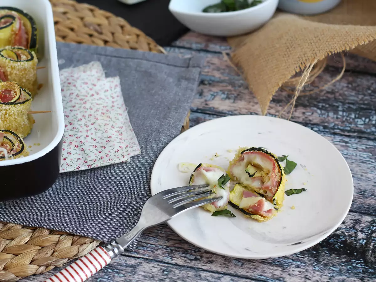 Überbackene Zucchiniröllchen mit Kochschinken und Scamorza - foto 4