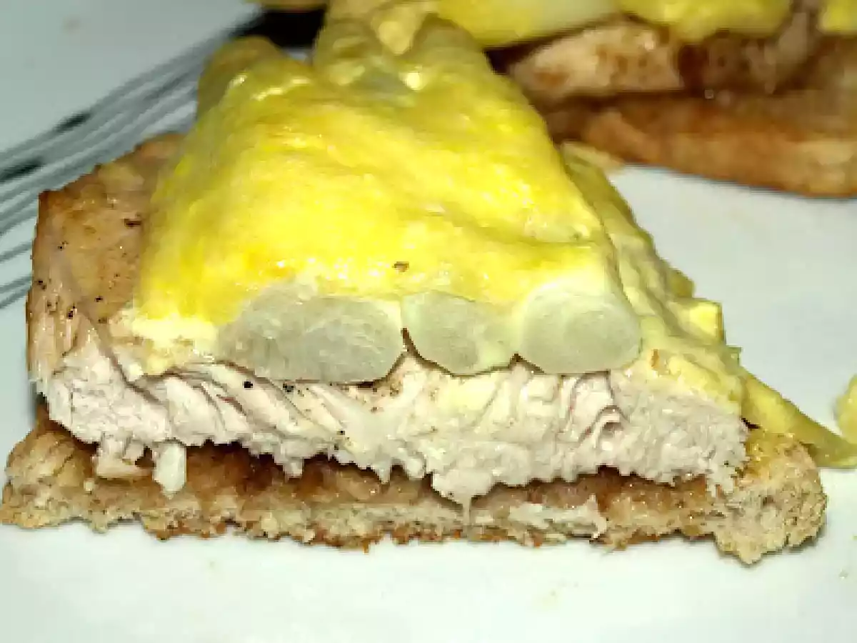 Überbackener Puten-Spargel-Toast