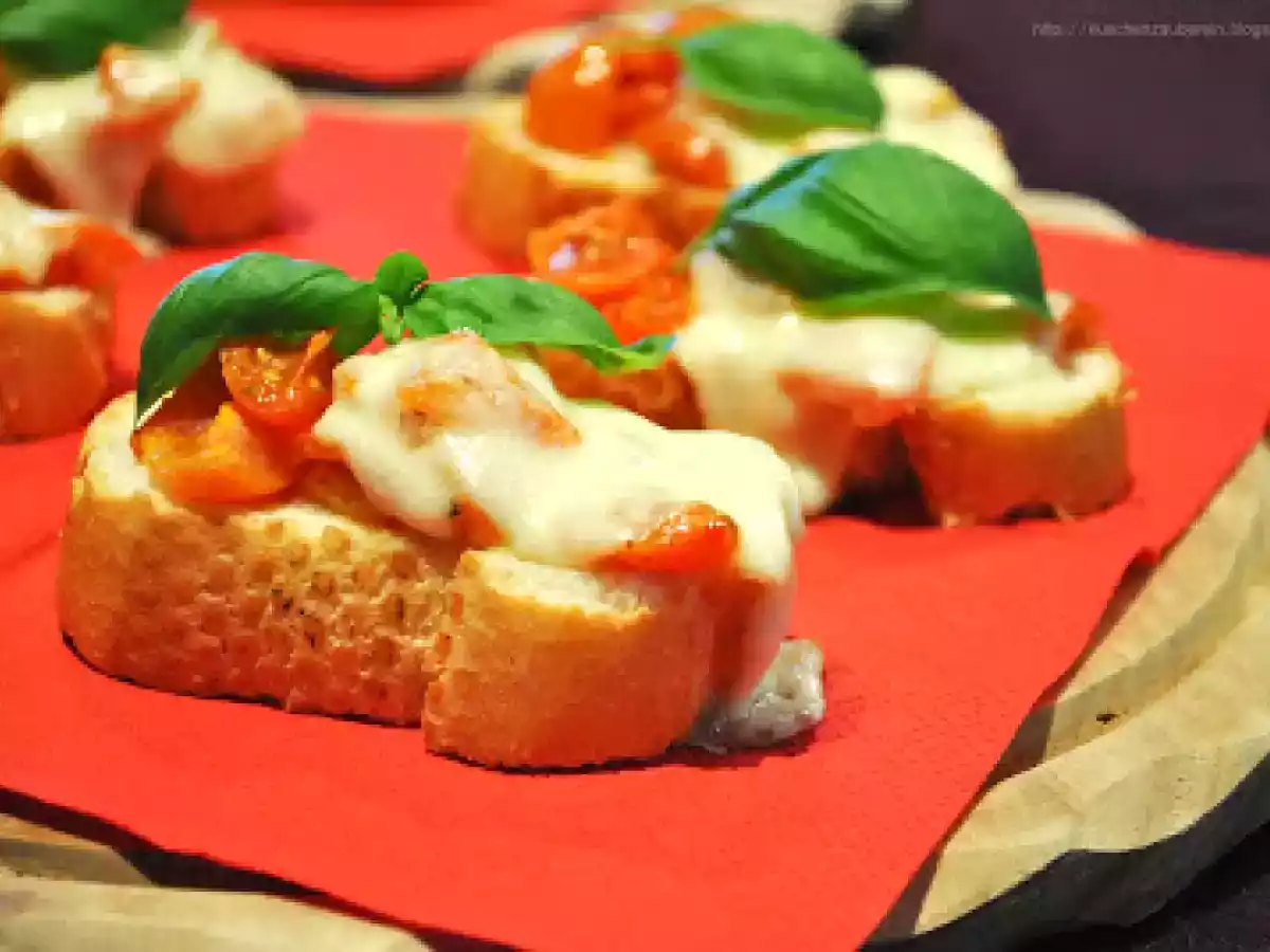 Überbackenes Bruschetta mit Mozzarella