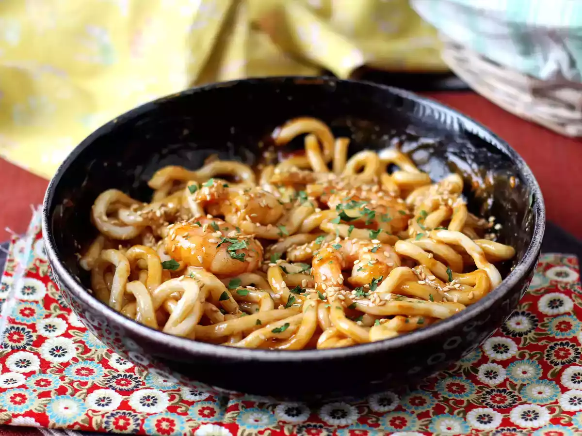 Udon-Nudeln mit Garnelen und scharfer Erdnusssauce - foto 2