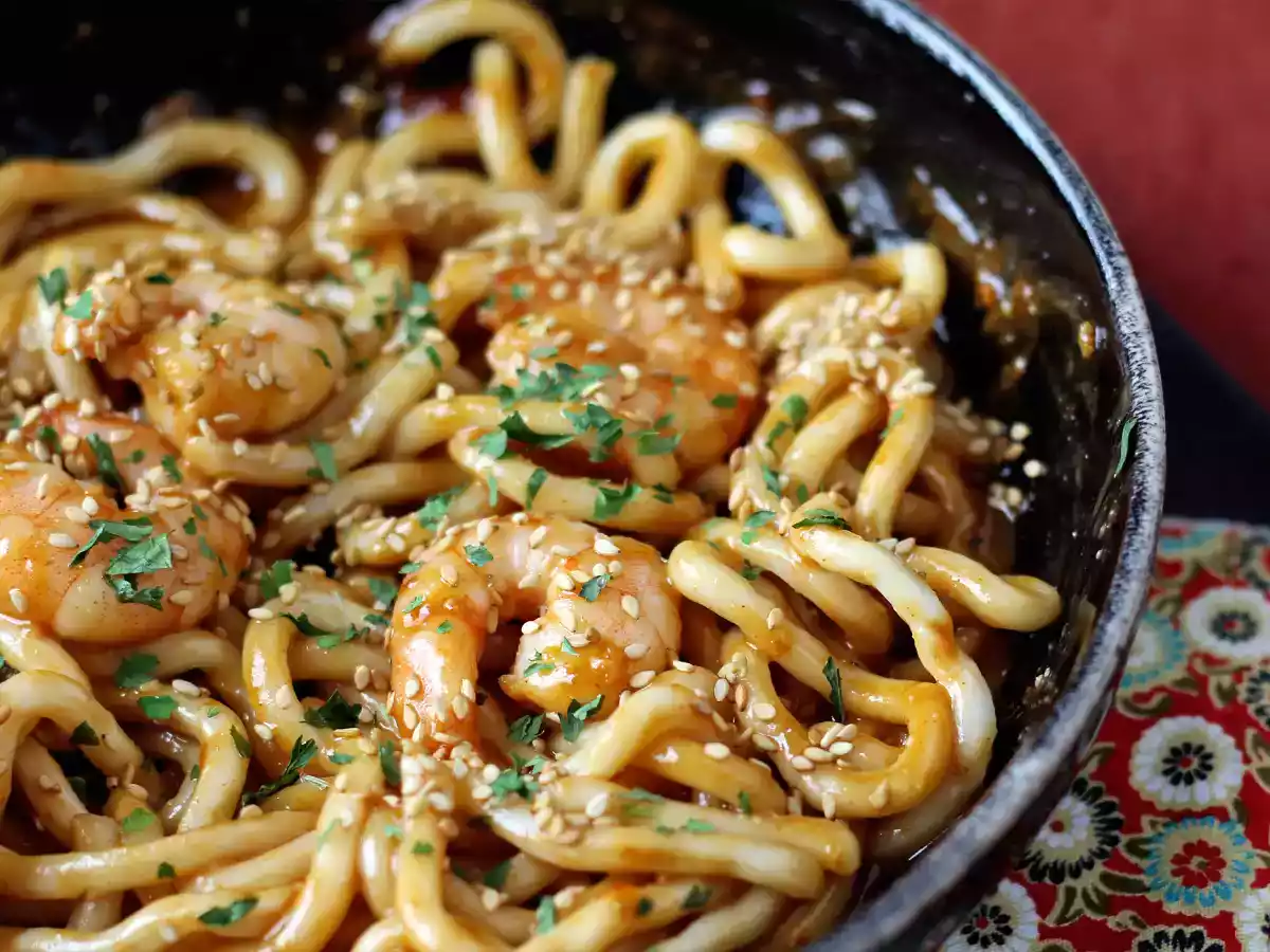 Udon-Nudeln mit Garnelen und scharfer Erdnusssauce - foto 3