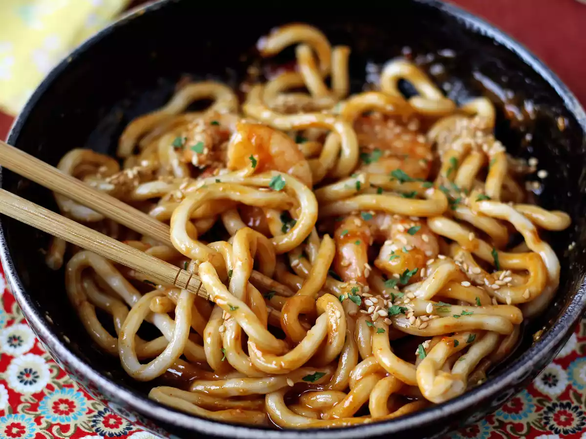 Udon-Nudeln mit Garnelen und scharfer Erdnusssauce - foto 7