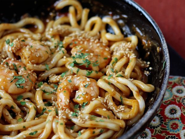 Udon-nudeln mit garnelen und erdnusssauce rezept