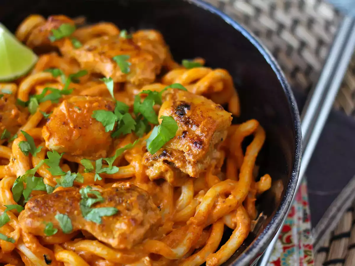 Udon-Nudeln mit Hähnchen und einer cremigen thailändischen Currysauce