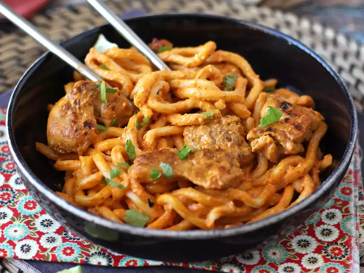 Udon-Nudeln mit Hähnchen und einer cremigen thailändischen Currysauce - foto 2
