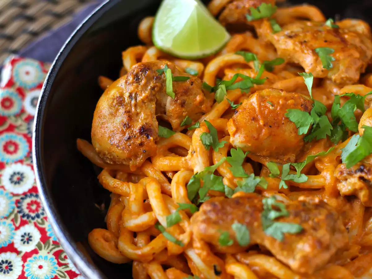 Udon-Nudeln mit Hähnchen und einer cremigen thailändischen Currysauce - foto 3