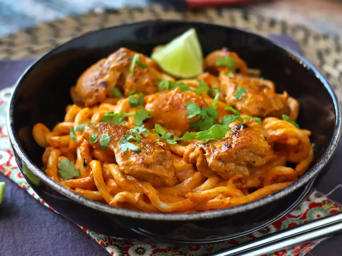 Udon-Nudeln mit Hähnchen und einer cremigen thailändischen Currysauce - foto 4