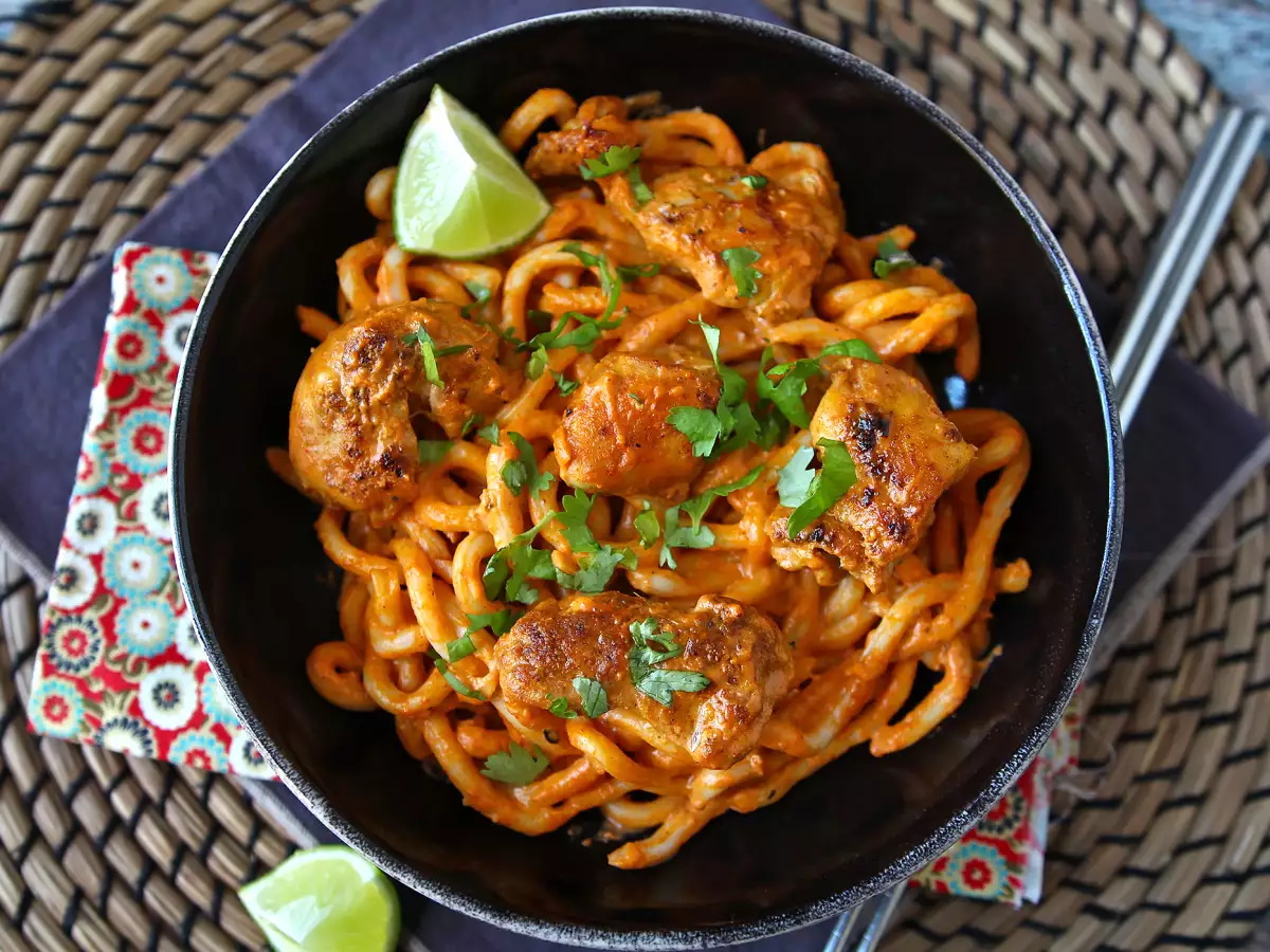 Udon-Nudeln mit Hähnchen und einer cremigen thailändischen Currysauce - foto 6
