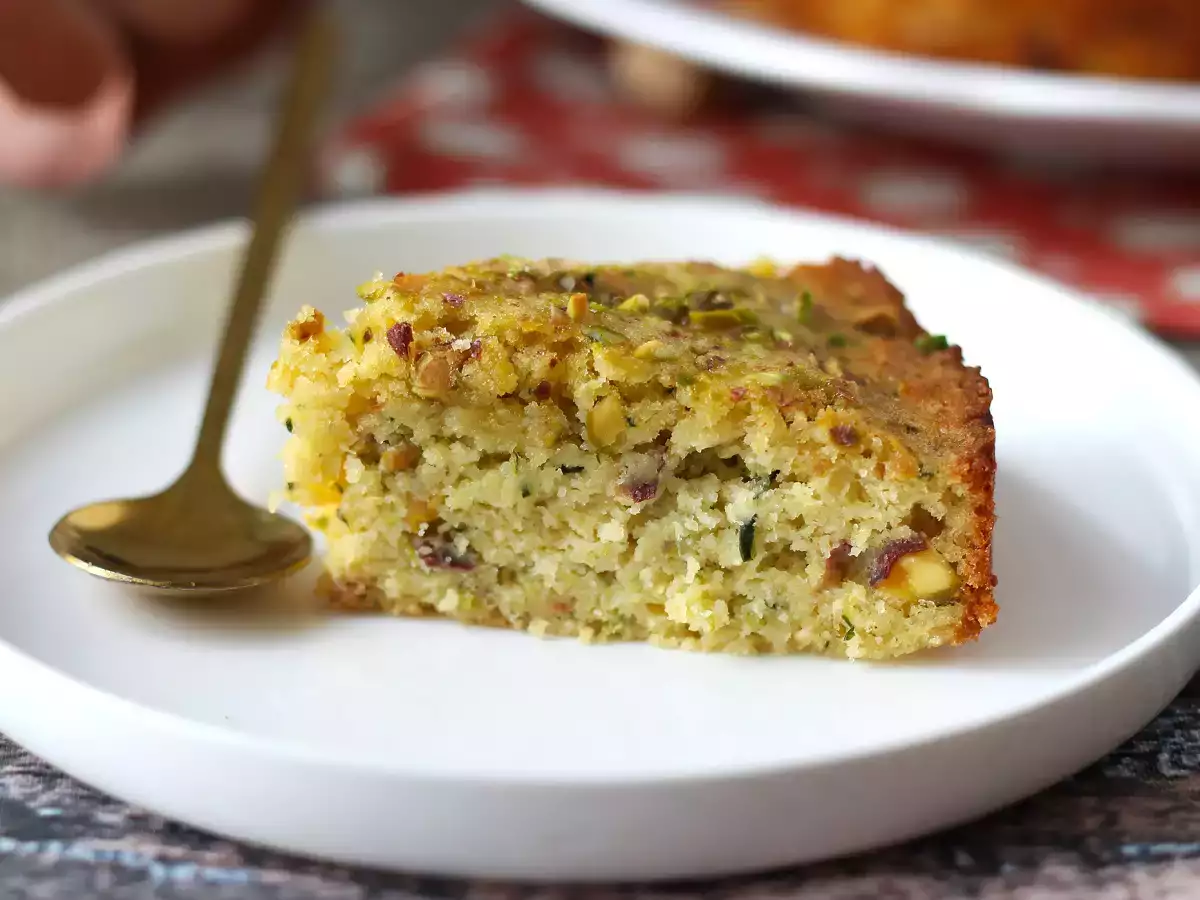 Ultra saftiger Kuchen mit Pistazien, Limetten und Zucchini - foto 3