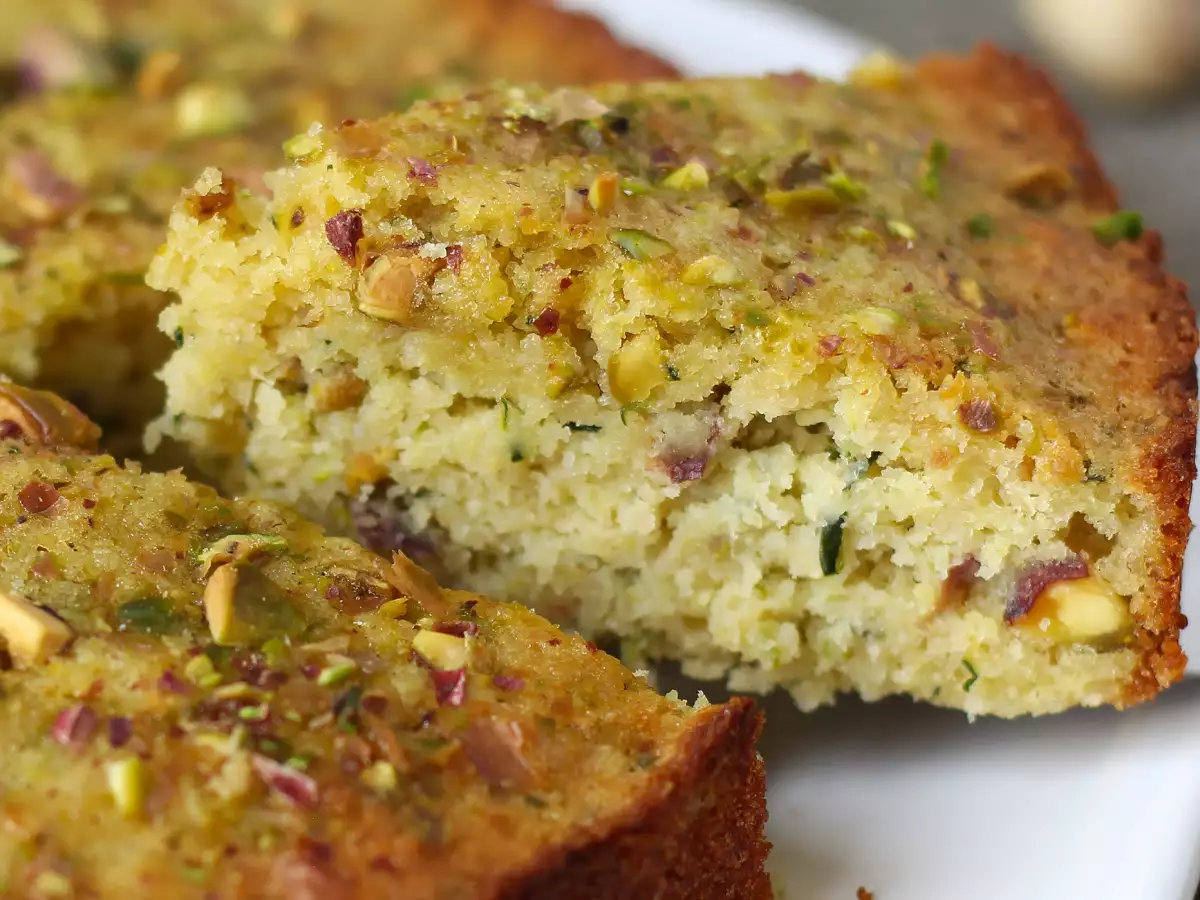 Ultra saftiger Pistazien-Limetten-Zucchini-Kuchen