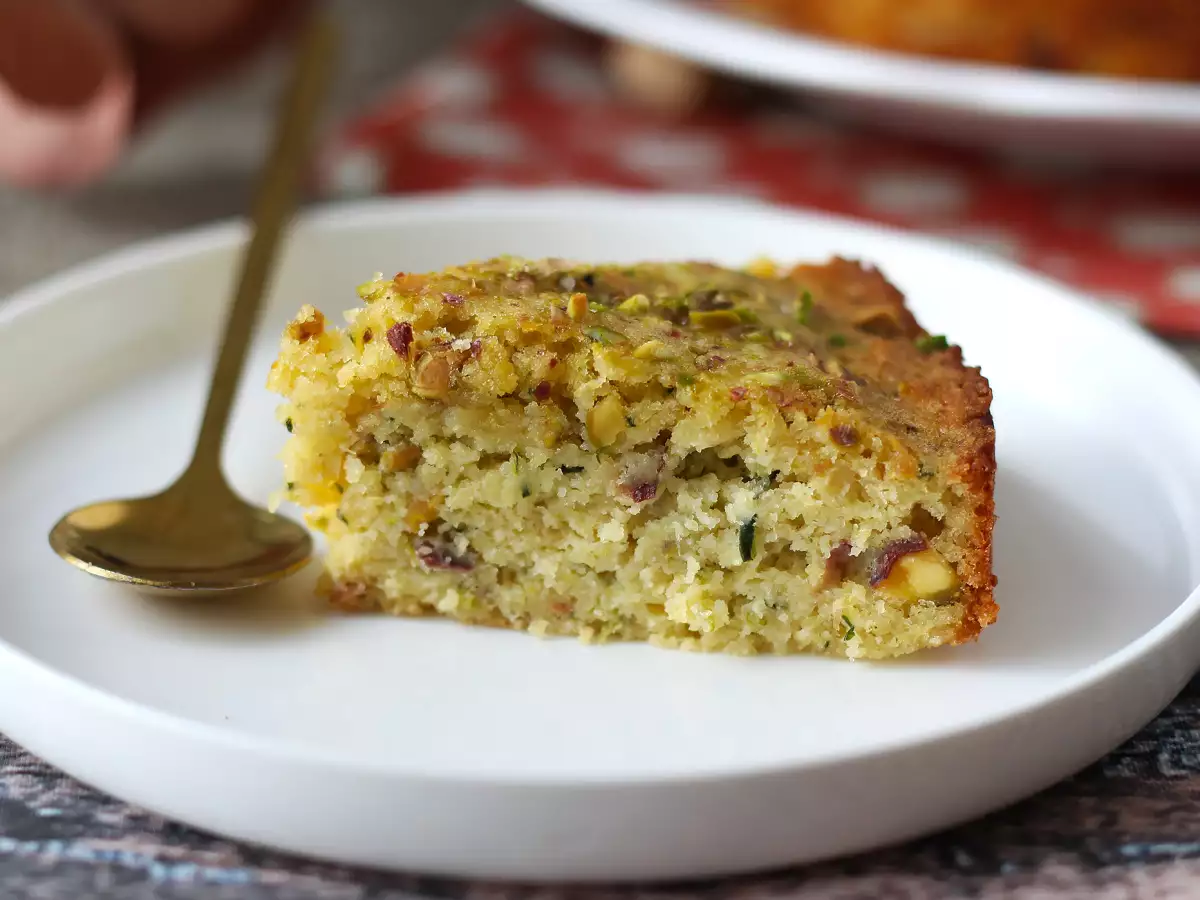 Ultra saftiger Pistazien-Limetten-Zucchini-Kuchen - foto 3