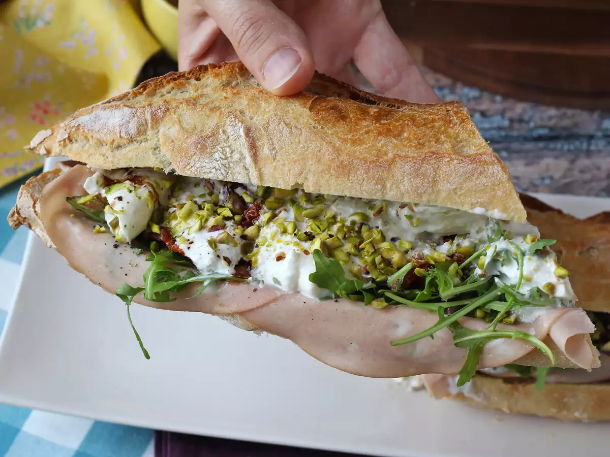 Ultrafeines italienisches Sandwich mit Mortadella und Burrata