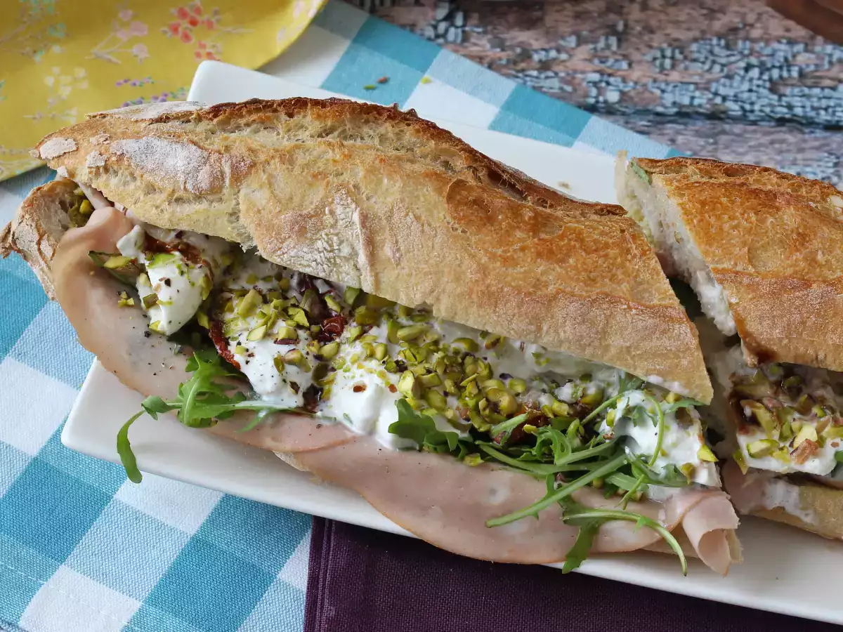 Ultrafeines italienisches Sandwich mit Mortadella und Burrata - foto 2