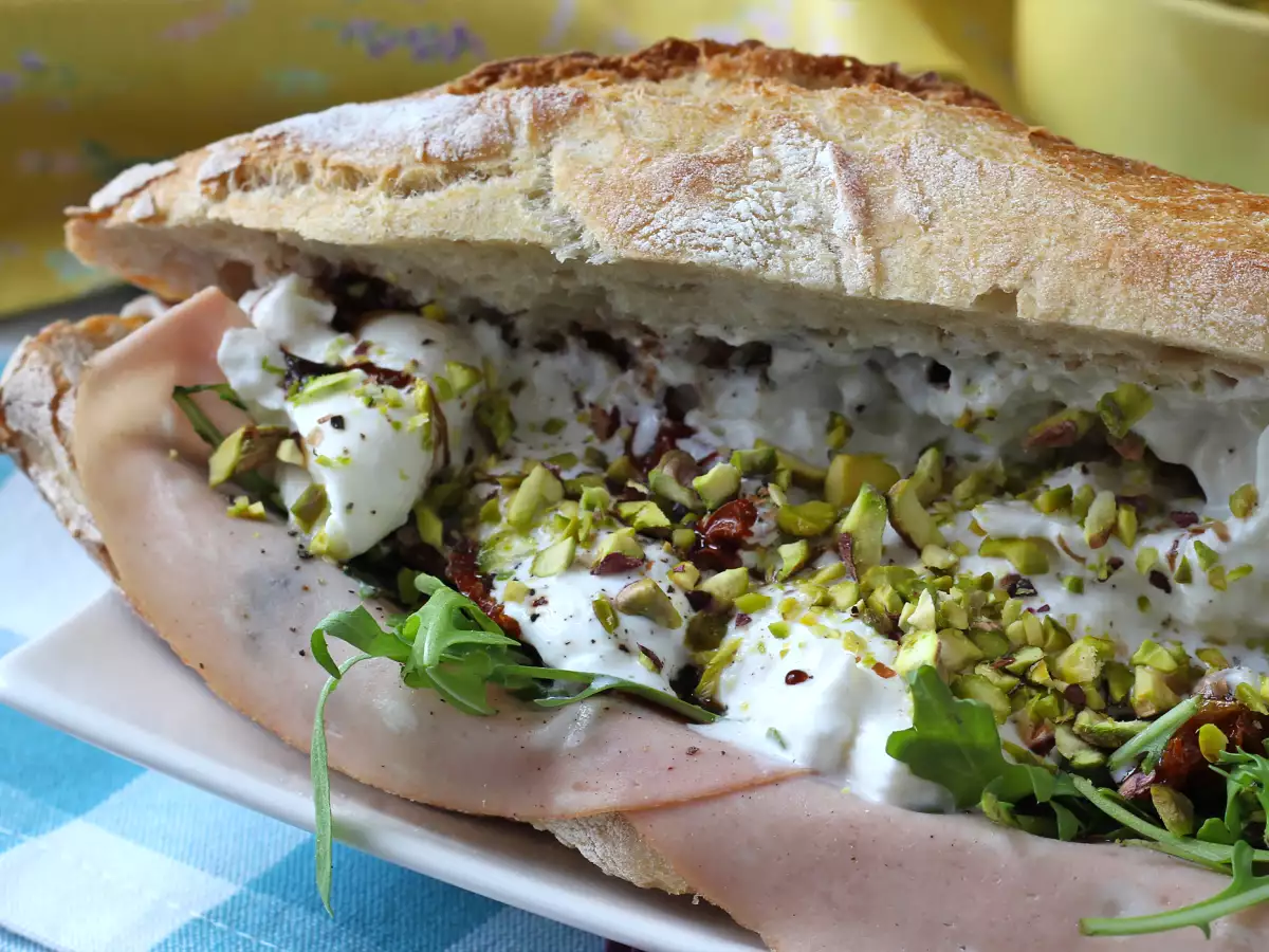 Ultrafeines italienisches Sandwich mit Mortadella und Burrata - foto 3