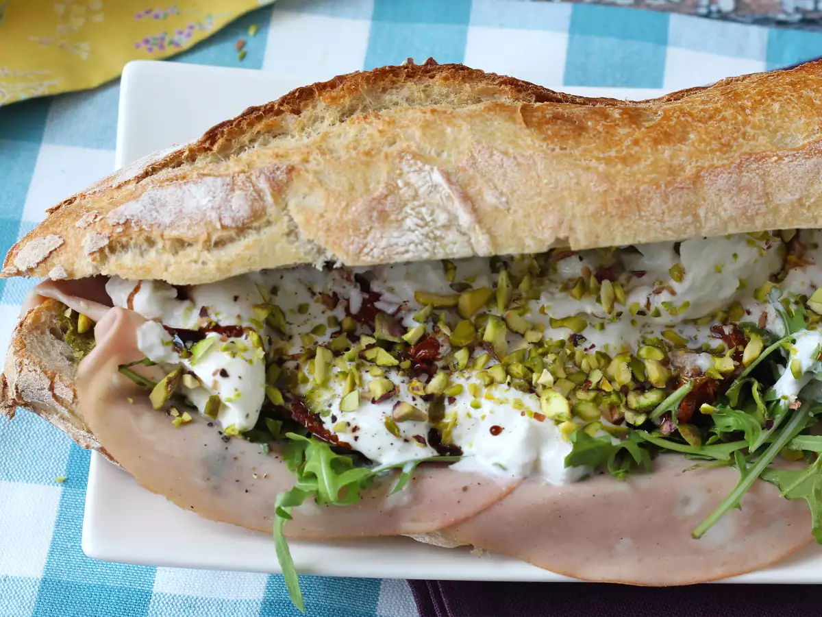 Ultrafeines italienisches Sandwich mit Mortadella und Burrata - foto 4