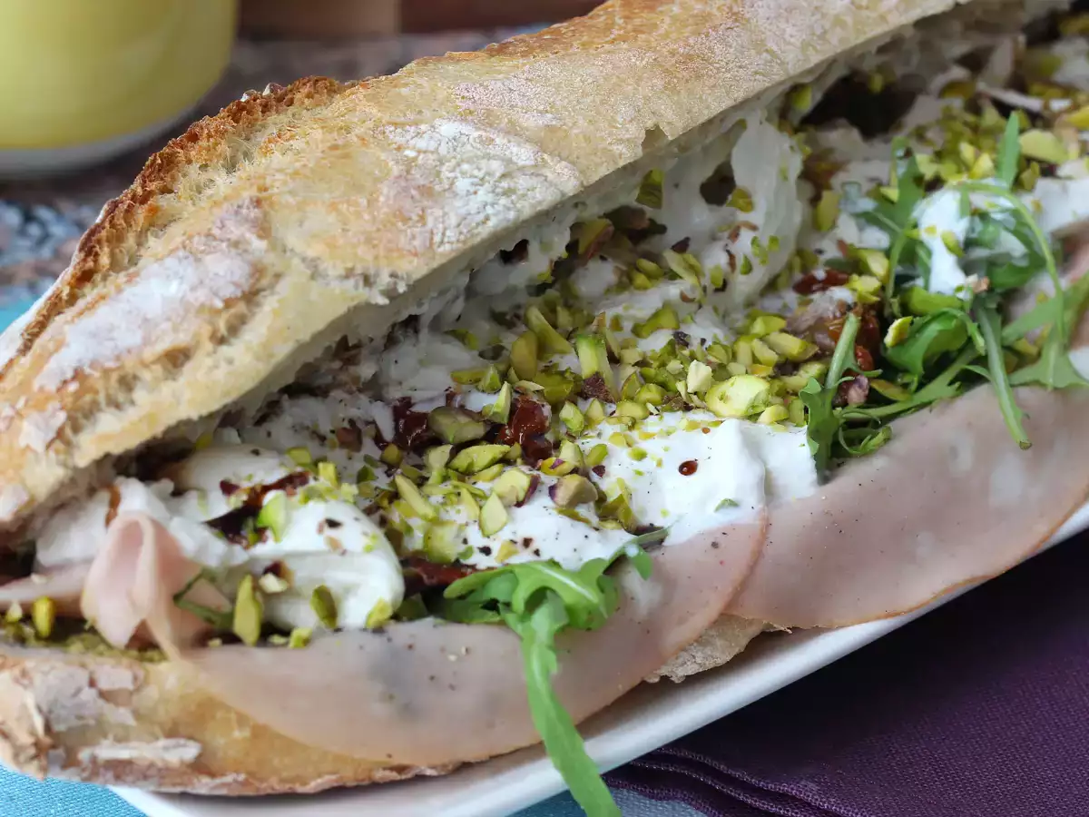 Ultrafeines italienisches Sandwich mit Mortadella und Burrata - foto 5