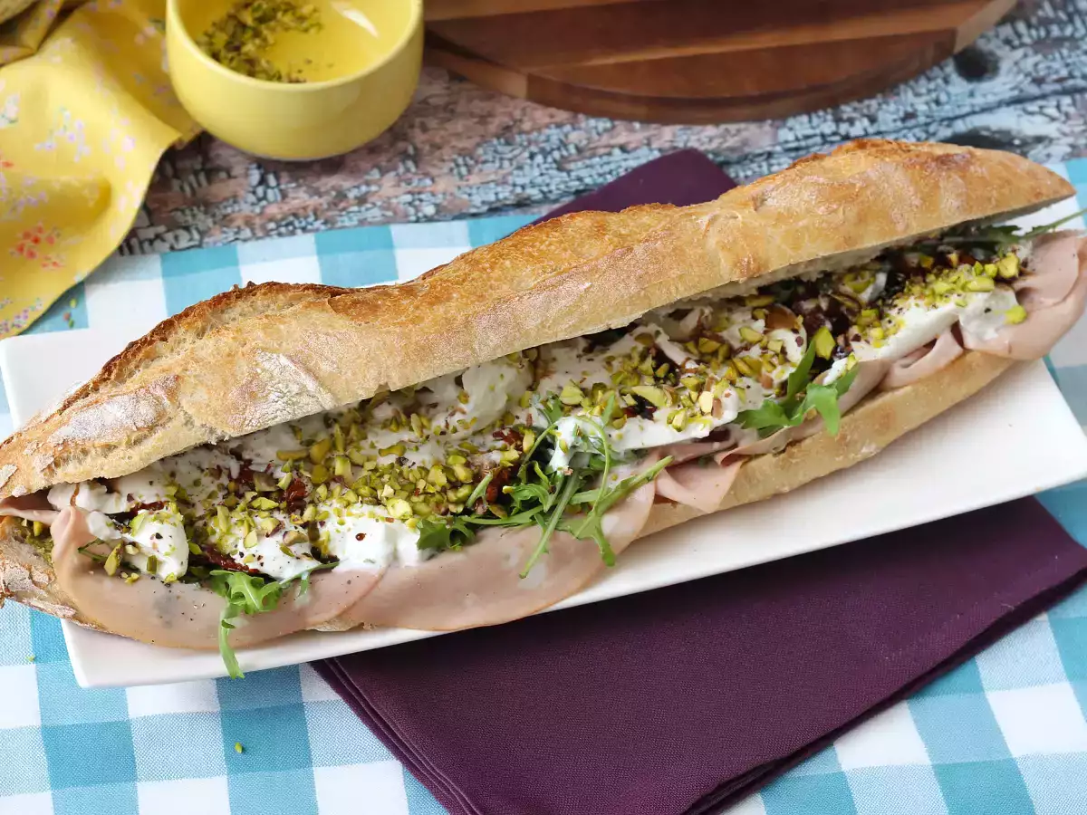 Ultrafeines italienisches Sandwich mit Mortadella und Burrata - foto 6