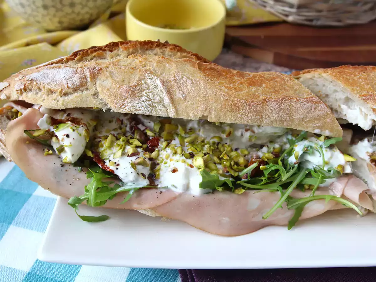 Ultrafeines italienisches Sandwich mit Mortadella und Burrata - foto 7