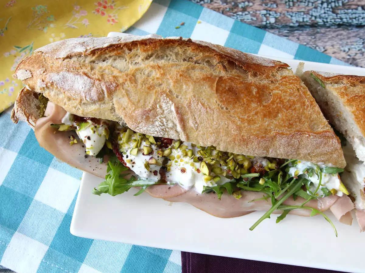 Ultrafeines italienisches Sandwich mit Mortadella und Burrata - foto 8