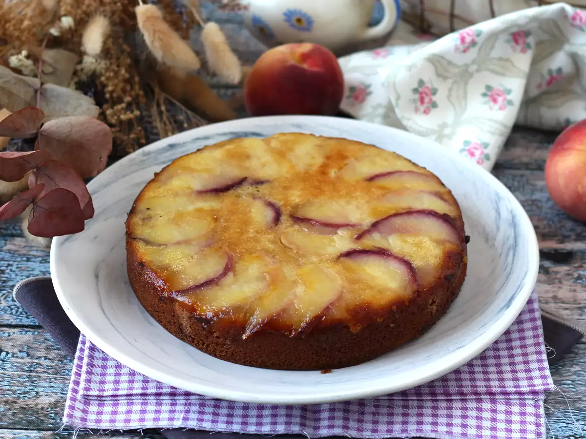 Umgedrehter Pfirsichkuchen – saftig, zart und karamellisiert - foto 2