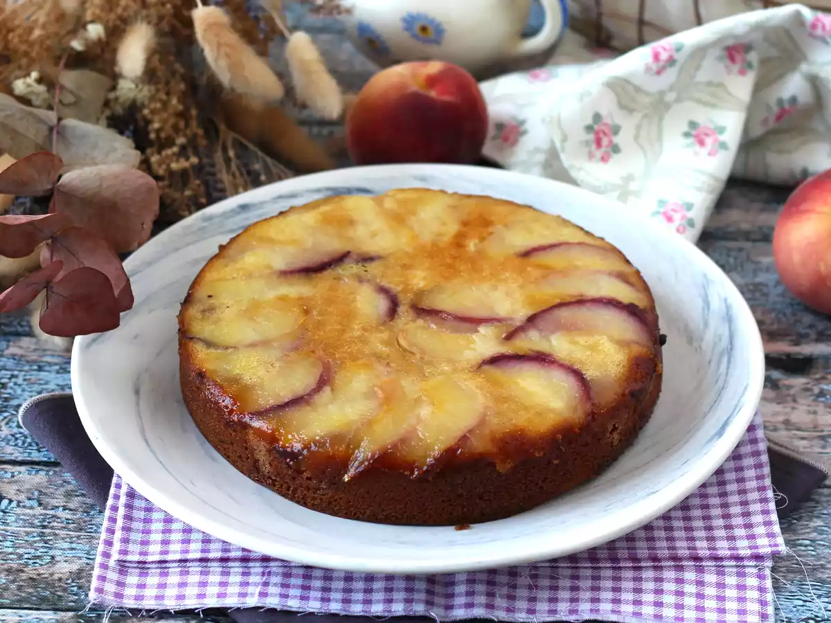 Umgekehrter Pfirsichkuchen, saftig, zartschmelzend und karamellisiert - foto 2