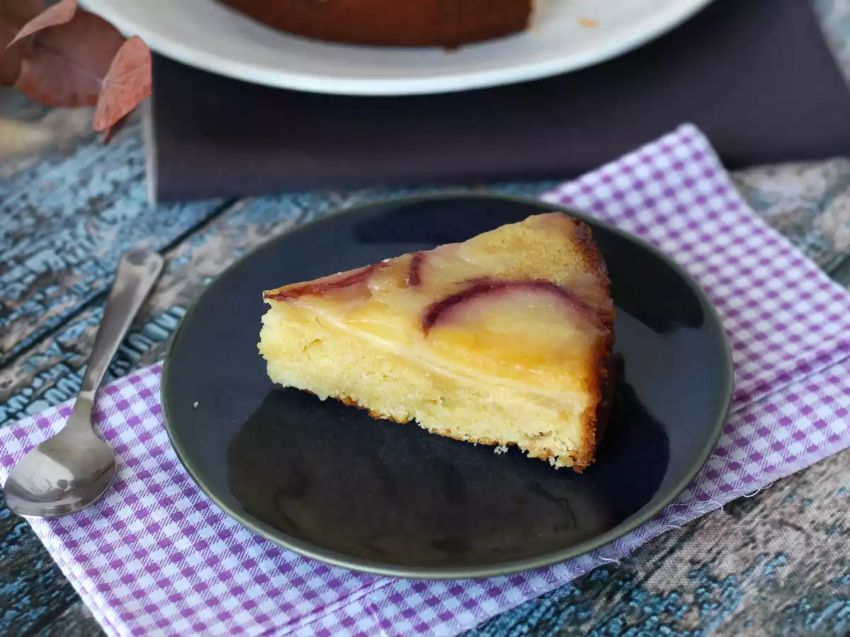 Umgekehrter Pfirsichkuchen, saftig, zartschmelzend und karamellisiert - foto 3